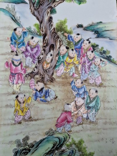 Paire De Plaques Murales Porcelaine De Chine à Décor d'Enfants Jouants émaux De La Famille Rose