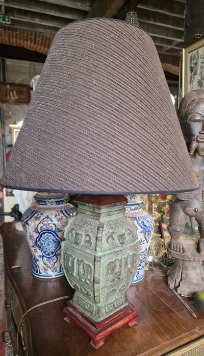 Lampe aus Bronze im archaischen chinesischen Stil