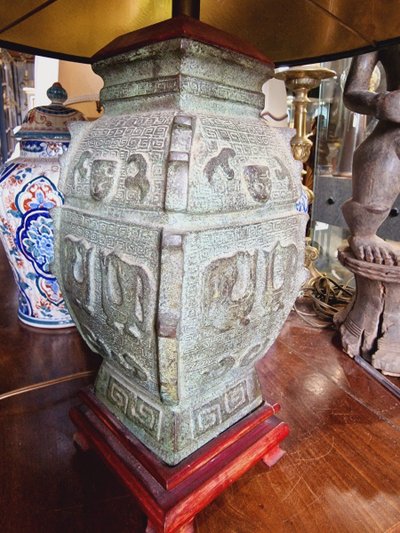 Lampe aus Bronze im archaischen chinesischen Stil