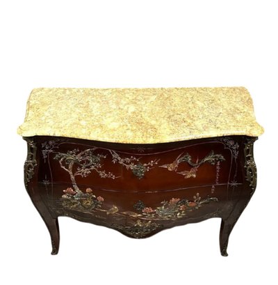 Commode sauteuse galbée en laque à décor japonisant