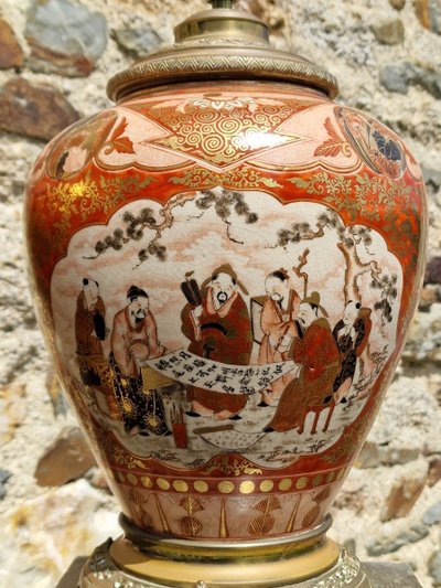 Paire De Lampes Japonaises En Porcelaine De Kutani Blanc Rouge Et Or Monture Japonisante Vase