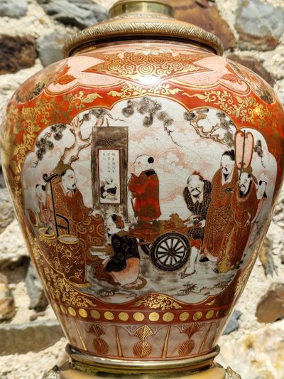 Paire De Lampes Japonaises En Porcelaine De Kutani Blanc Rouge Et Or Monture Japonisante Vase