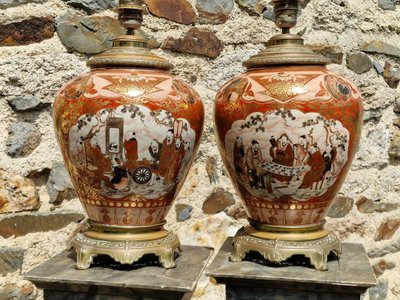 Paire De Lampes Japonaises En Porcelaine De Kutani Blanc Rouge Et Or Monture Japonisante Vase