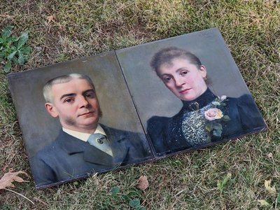 Zwei Porträts eines Mannes mit Koteletten und seiner Frau aus dem Jahr 1892 von Charles Baptiste Schreiber