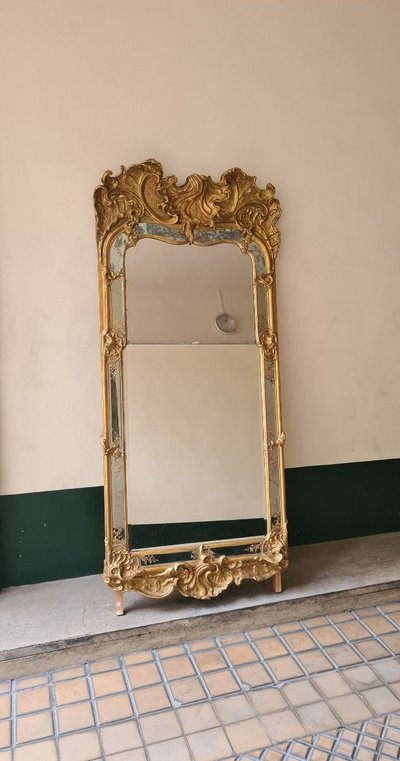 Large 18th-century Venetian mirror with carved and gilded wooden frames