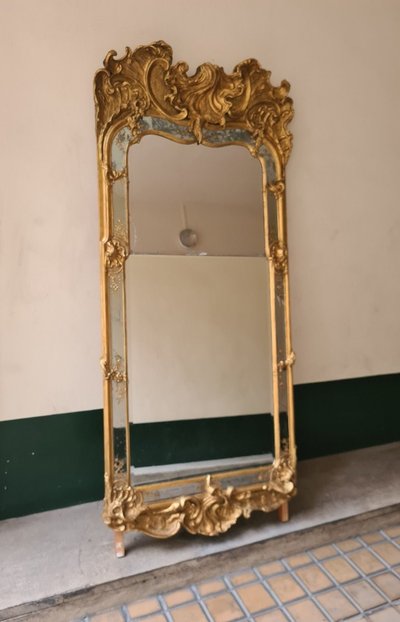 Large 18th-century Venetian mirror with carved and gilded wooden frames
