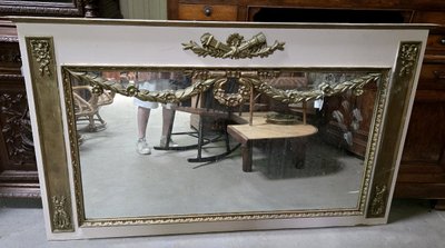 sehr großer, im Stil Louis XVI bemalter, holzgetäfelter Trumeau