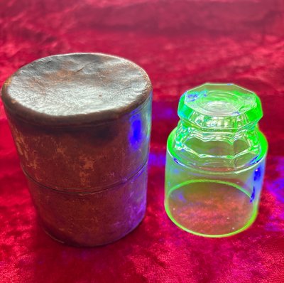 Seltenes kleines Art-Deco-Reise- oder Wellnessglas aus Uranglas