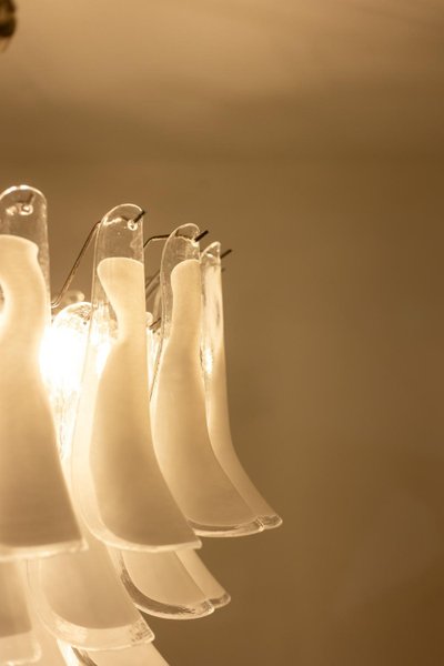 Kronleuchter aus Muranoglas in Weiß und Transparentglas. Zeitgenössisch LS64651196