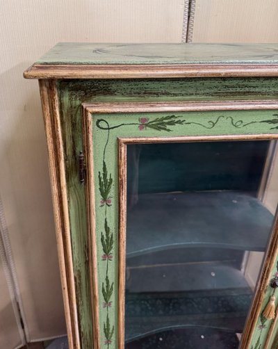 Vetrina in legno dipinto in stile veneziano