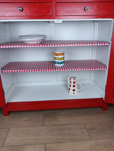 Handwerkermöbel, Pariser Buffet aus rot-weiß emailliertem Blech