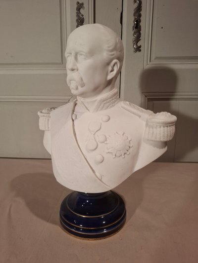 Busto in porcellana biscuit di Sèvres di Patrice de Mac Mahon, firmato "Forgeot 1874", fine del XIX secolo