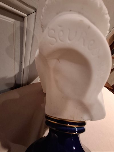 Busto in porcellana biscuit di Sèvres di Patrice de Mac Mahon, firmato "Forgeot 1874", fine del XIX secolo