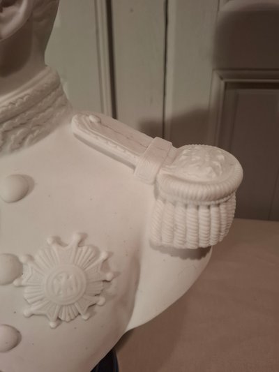 Busto in porcellana biscuit di Sèvres di Patrice de Mac Mahon, firmato "Forgeot 1874", fine del XIX secolo