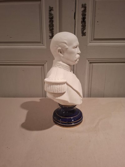 Busto in porcellana biscuit di Sèvres di Patrice de Mac Mahon, firmato "Forgeot 1874", fine del XIX secolo