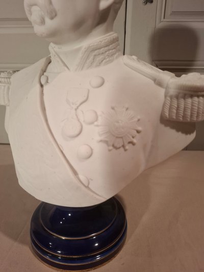 Busto in porcellana biscuit di Sèvres di Patrice de Mac Mahon, firmato "Forgeot 1874", fine del XIX secolo