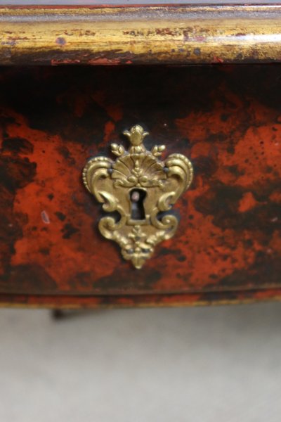 Scrivania laccata di fine XVIII secolo