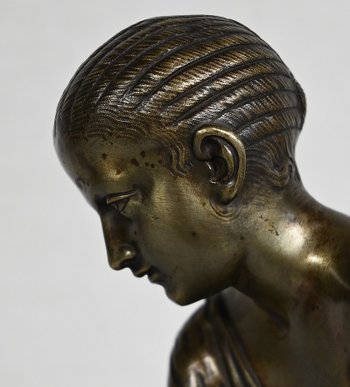 Bronze " The Osselet Player " after an antique statue - XIXth century