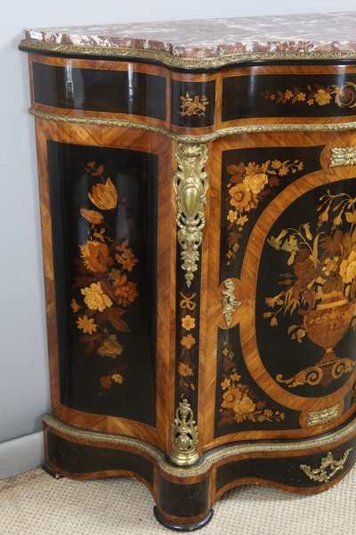 Sideboard mit Intarsien aus dem 19. Jahrhundert