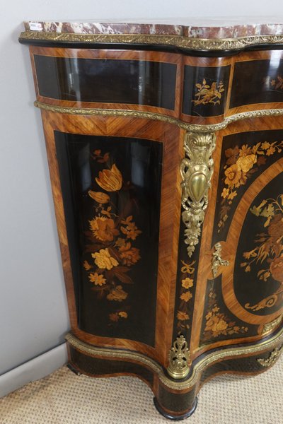 Sideboard mit Intarsien aus dem 19. Jahrhundert