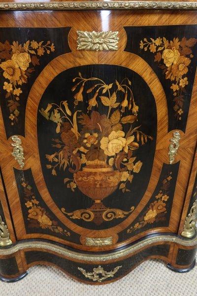 Sideboard mit Intarsien aus dem 19. Jahrhundert