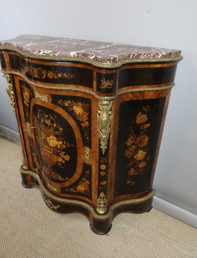 Sideboard mit Intarsien aus dem 19. Jahrhundert
