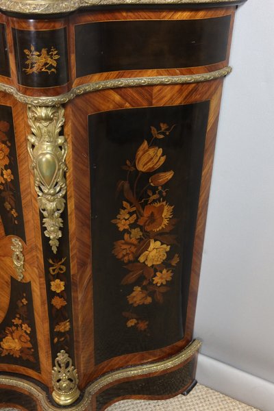 Sideboard mit Intarsien aus dem 19. Jahrhundert