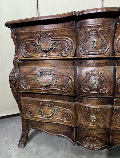 Commode tombeau galbée de style louis XV Provençal en bois massif