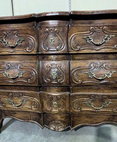 Commode tombeau galbée de style louis XV Provençal en bois massif