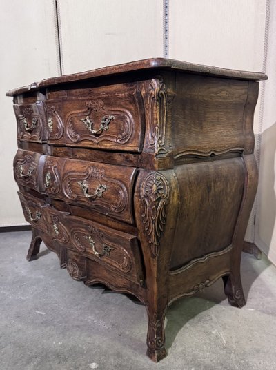 Commode tombeau galbée de style louis XV Provençal en bois massif