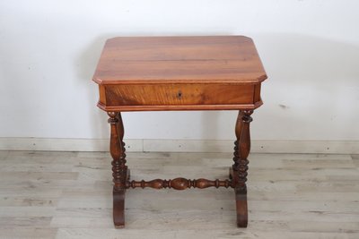 Antiker Beistelltisch aus Holz