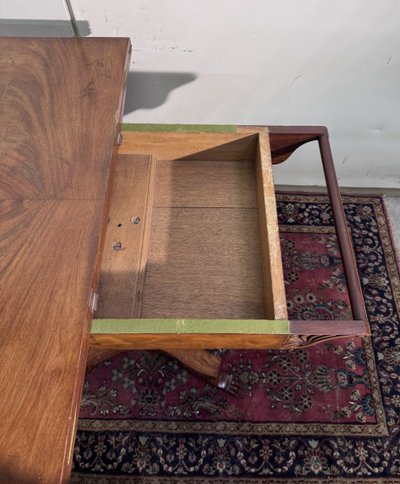 Inghilterra : Tavolo da gioco in stile Carlo X in mogano biondo