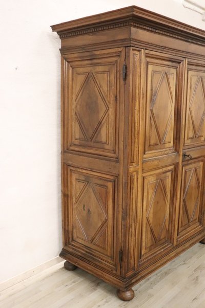 Seltener hölzerner antiker Kleiderschrank