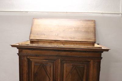 Seltener hölzerner antiker Kleiderschrank