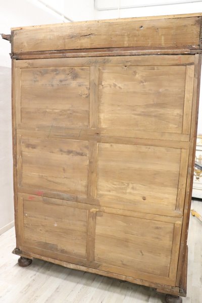 Seltener hölzerner antiker Kleiderschrank