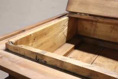 Seltener hölzerner antiker Kleiderschrank