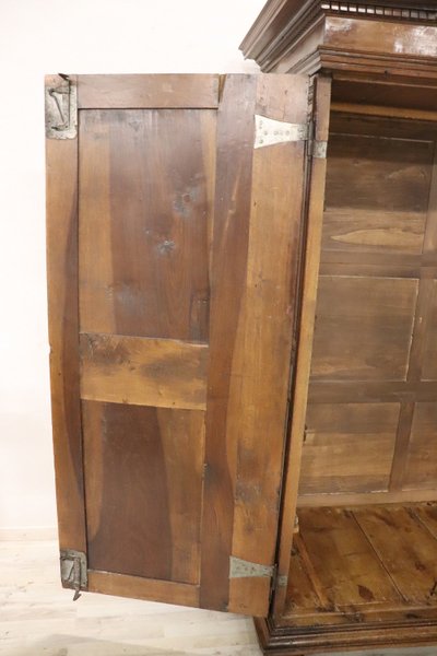 Seltener hölzerner antiker Kleiderschrank