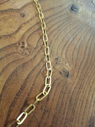 Halskette aus gelbgoldener Büroklammerkette