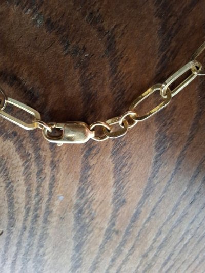 Halskette aus gelbgoldener Büroklammerkette