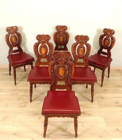 Set of 6 Italian Renaissance style chairs in finely carved solid walnut