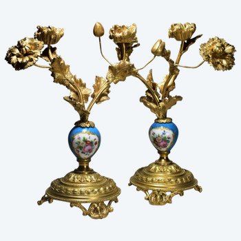 Coppia Di Candelieri Stile Sevres In Bronzo Dorato E Porcellana