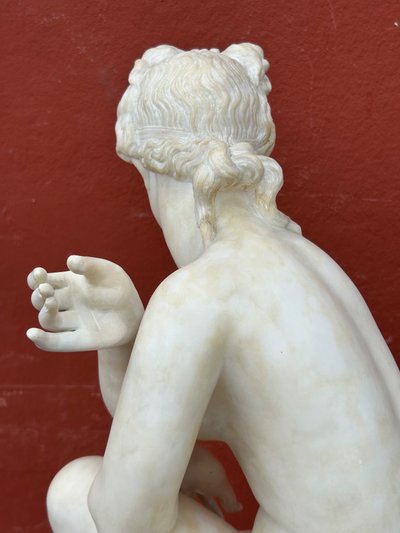 Kauernde Venus aus Alabaster, 19. Jahrhundert, italienische Arbeit nach antiker Vorlage, Höhe 53 cm