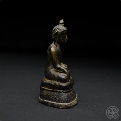 Birmania, XIX secolo, Rappresentazione in bronzo del Buddha Shakyamuni con patina marrone