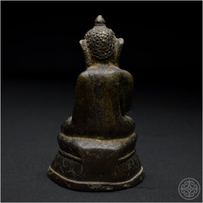 Birmania, XIX secolo, Rappresentazione in bronzo del Buddha Shakyamuni con patina marrone