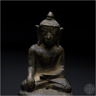 Birmania, XIX secolo, Rappresentazione in bronzo del Buddha Shakyamuni con patina marrone