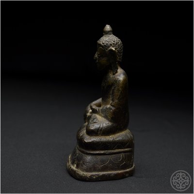 Birmania, XIX secolo, Rappresentazione in bronzo del Buddha Shakyamuni con patina marrone