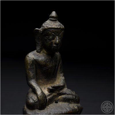 Birmania, XIX secolo, Rappresentazione in bronzo del Buddha Shakyamuni con patina marrone