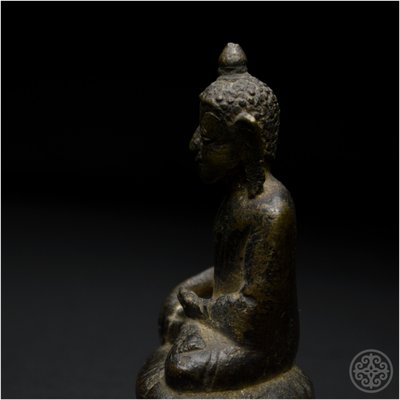 Birmania, XIX secolo, Rappresentazione in bronzo del Buddha Shakyamuni con patina marrone