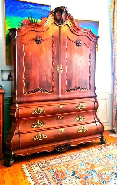Impressive two-part Dutch mahogany buffet, 18th century