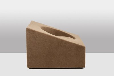 Zwei kubische Sessel mit beigefarbenem Mohairbezug. Moderner Stil. LS66542202